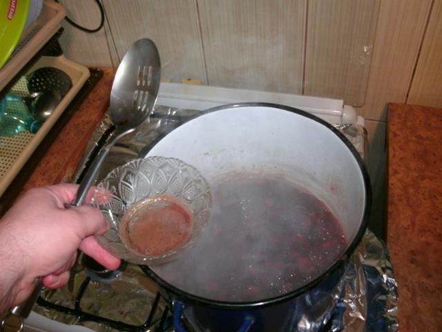 Melasa din sfecla rosie - Cand incepe sa fiarba va aparea spuma la suprafata. Inlaturati spuma cu o paleta